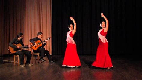  Entre Dos Aguas -  Pulsating Flamenco Rhythms Meet Haunting Vocal Melodies